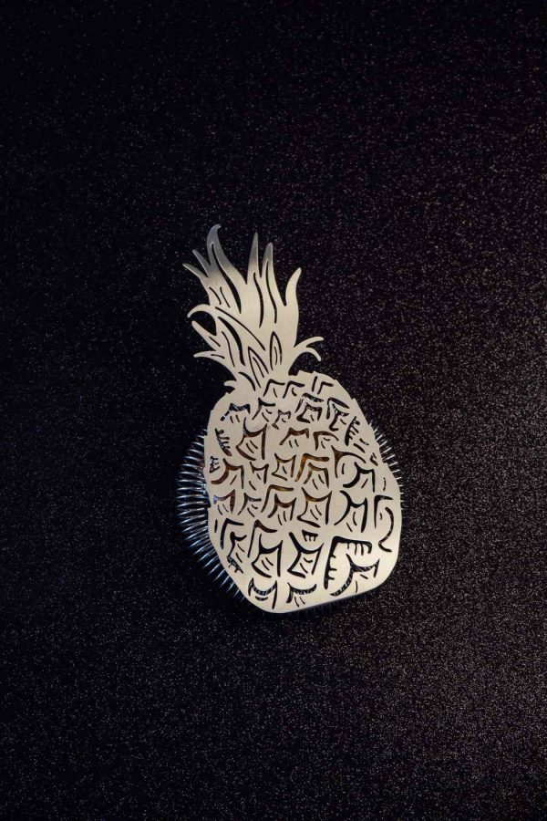 Coador de ananás prateado para uma cozinha moderna e elegante. Utensílio de alta qualidade para preparar deliciosas sobremesas.