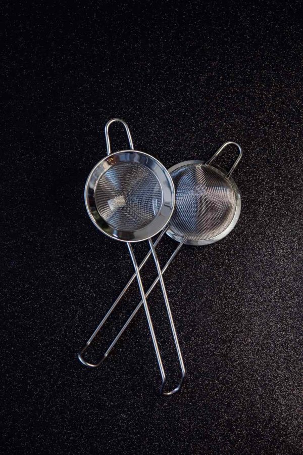 Peneira de malha fina em prata, ideal para coar com precisão. Perfeita para sua cozinha de qualidade. Compre já e surpreenda-se!