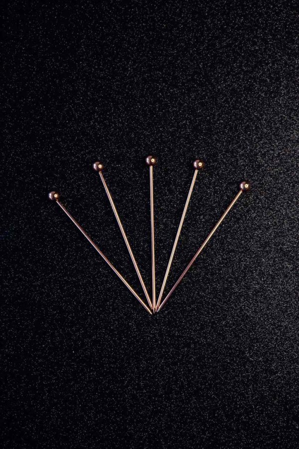 Palitos de cocktail elegantes com pérolas cor-de-rosa para festas sofisticadas. Compre online e impressione os seus convidados!