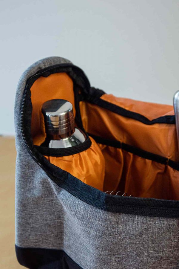 Saco de ferramentas elegante para cocktails em cinzento, indispensável para barmen profissionais. Ideal para preparar cocktails perfeitos em casa.