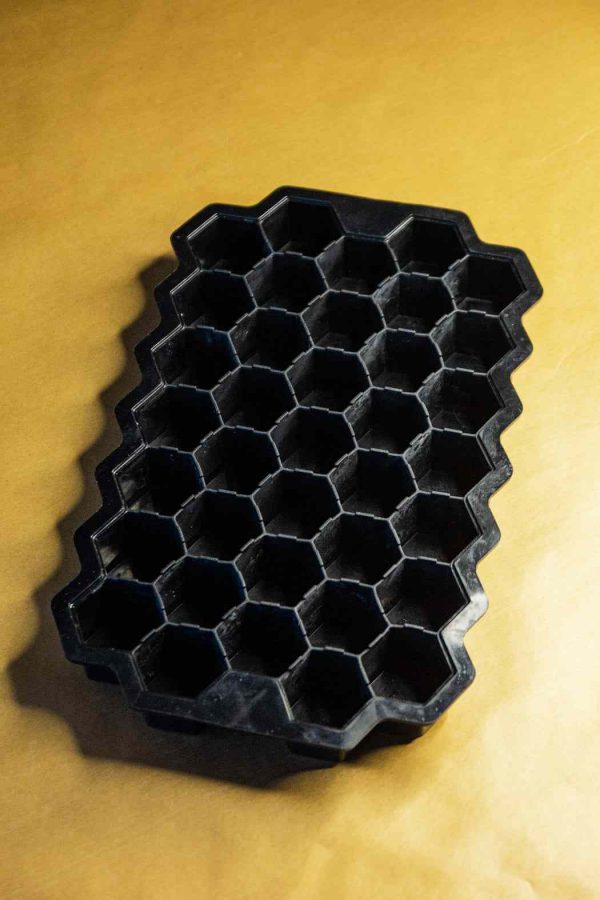 Tabuleiro de silicone para gelo em forma de favo de mel - Acessório de alta qualidade para fazer gelo de maneira original e prática.